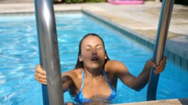 Şehvetli kadın yaz tatilinden zevk alıyor.