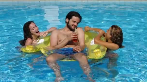 プールでの愛 水中で泳ぐ若いカップル — ストック動画