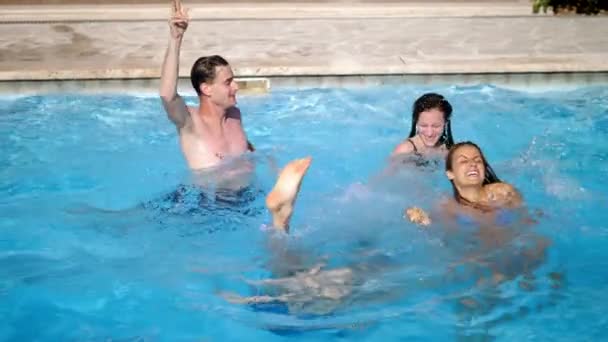 Été Amusement Quatre Amis Amusent Piscine — Video