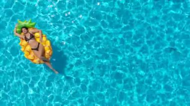 Havuzda güzel, şehvetli bir kadının manzarası.