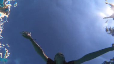 Şehvetli kadın yaz tatilinden zevk alıyor.