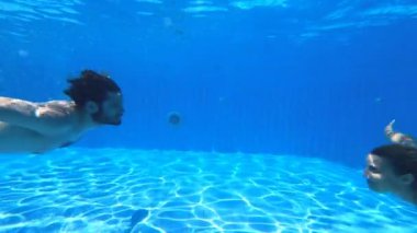 Havuzda aşk - su altında yüzen genç çift