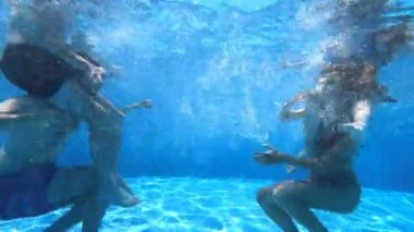 Yaz, eğlence - dört arkadaş bilardoda eğleniyor