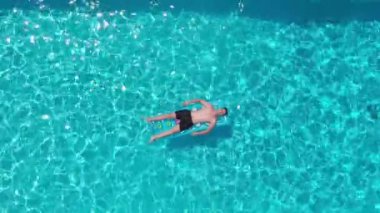 Genç adam yaz tatilinin tadını çıkarıyor.