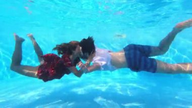 Havuzda aşk - su altında yüzen genç çift