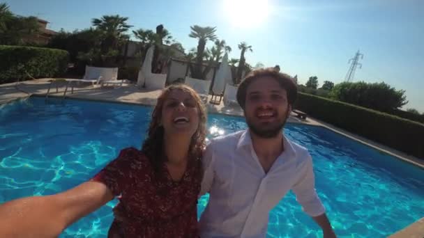 Amour Dans Piscine Jeune Couple Nageant Sous Eau — Video