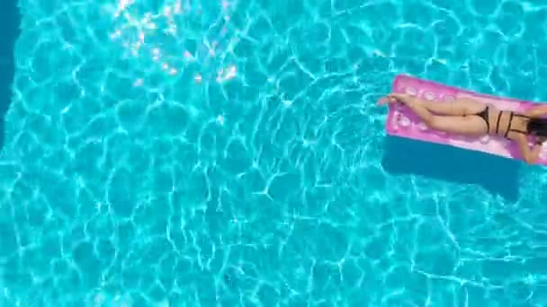 Top Uitzicht Mooie Sensuele Vrouw Het Zwembad — Stockvideo