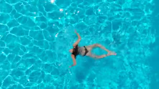 아름다운 관능적 여자가 수영장에 — 비디오