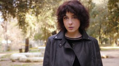 Genç düşünceli bir kadının yüzü.