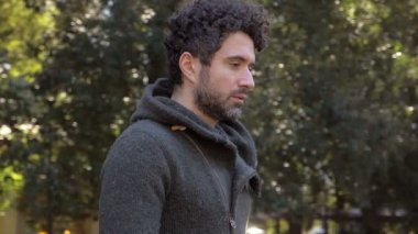 Düşünceli ve ciddi bir gencin portresi.