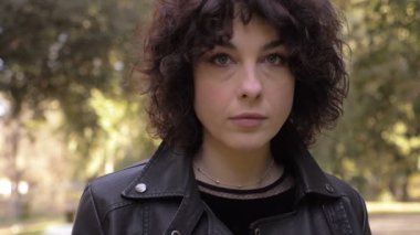 Genç düşünceli bir kadının yüzü.