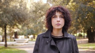 Genç düşünceli bir kadının yüzü.