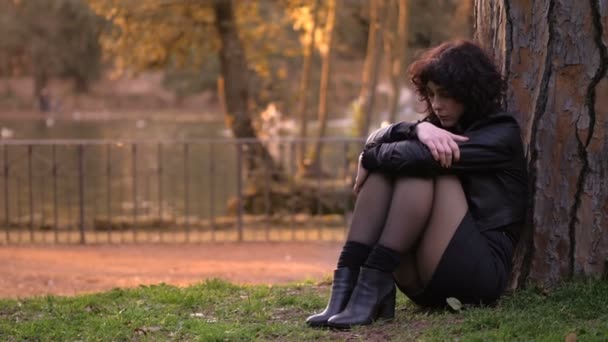 Młoda Smutna Kobieta Czuje Się Samotna — Wideo stockowe