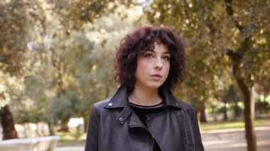 Genç düşünceli bir kadının yüzü.