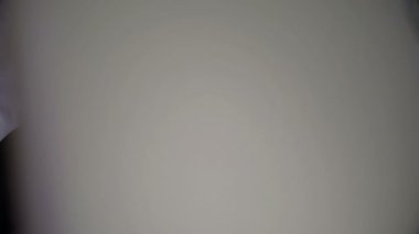 Siyah adamın eli akıllı telefonda daktilo ediyor.