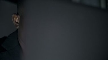 Siyah iş adamının elleri dizüstü bilgisayarda yazıyor.