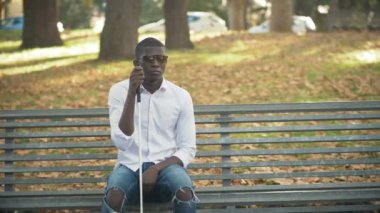 Şehirde yalnız, kör, genç bir zenci.