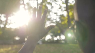 Kendine güvenen, yalnız, genç bir zenci şehirde günbatımının tadını çıkarıyor.