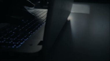 Siyah iş adamının elleri dizüstü bilgisayarda yazıyor.