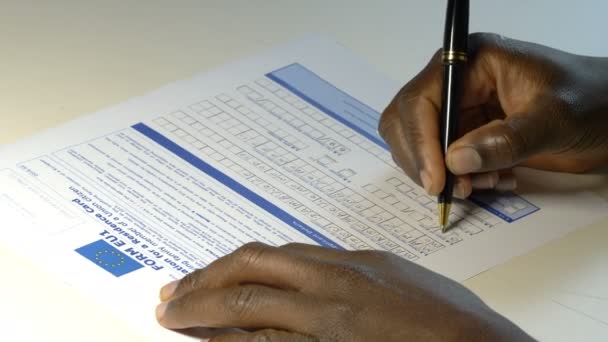Mão Preenchendo Documento Formulário Inscrição Trabalho — Vídeo de Stock