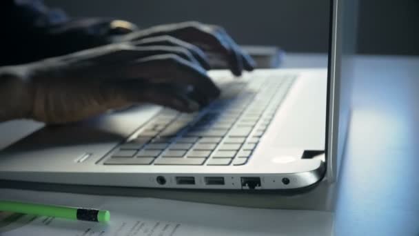 Mani Uomo Affari Nero Digitando Sul Computer Portatile — Video Stock