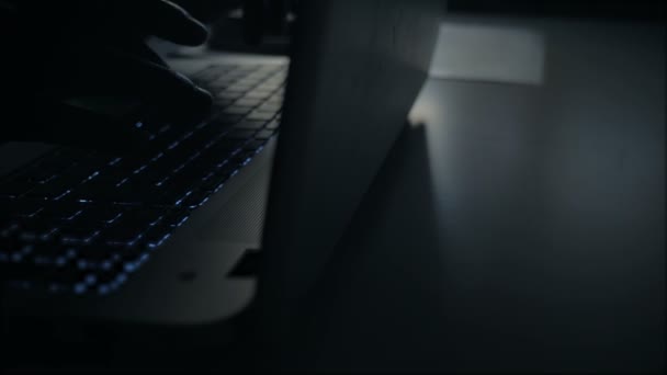 Siyah Adamının Elleri Dizüstü Bilgisayarda Yazıyor — Stok video