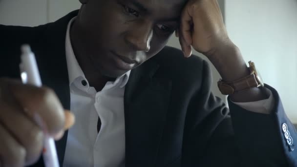 Depresivní Smutný Africký Muž — Stock video