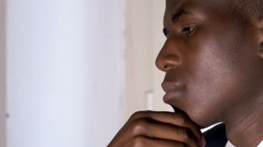 Üzgün ve üzgün Afrikalı adam 