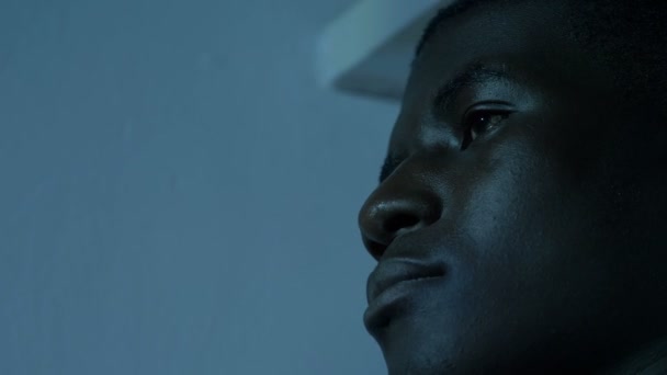 Deprimerad Och Sorgsen Afrikansk Man — Stockvideo