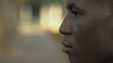 Afrikalı Amerikalı genç adama yakından bakın.