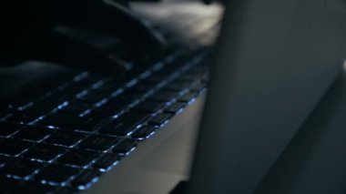 Siyah ekranlı bir dizüstü bilgisayarın yakın plan görüntüsü