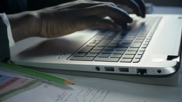 Руки Черного Бизнесмена Печатают Ноутбуке — стоковое видео