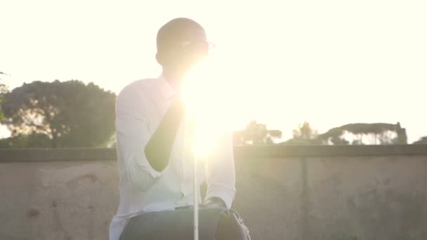 Slepý Osamělý Mladý Černoch Městě — Stock video