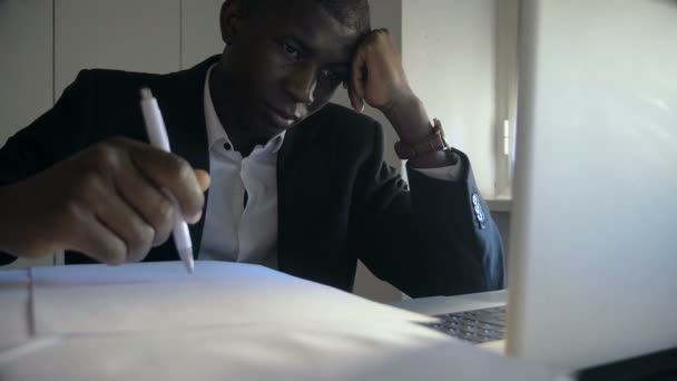 Pensif Beau Noir Homme Affaires Africain Penser Dans Son Bureau — Video