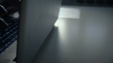 Siyah iş adamının elleri dizüstü bilgisayarda yazıyor.