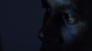 Afrikalı Amerikalı genç adama yakından bakın.