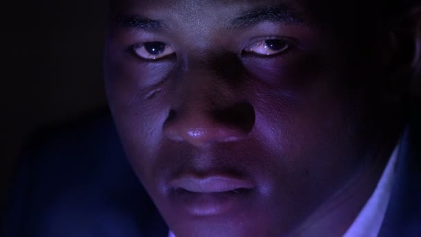 Afrikalı Amerikalı Genç Adama Yakından Bakın — Stok video