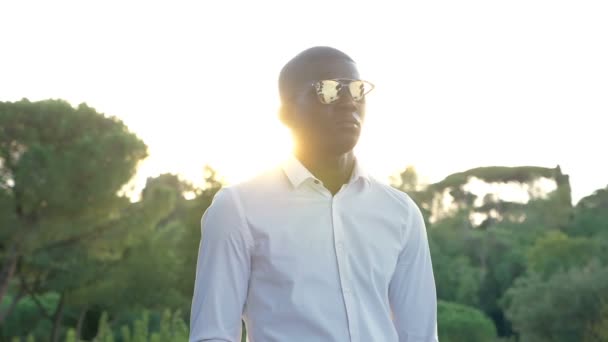Selbstbewusst Schöner Einsamer Junger Schwarzer Genießt Den Sonnenuntergang Der Stadt — Stockvideo