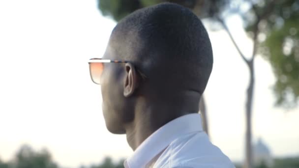 Kendine Güvenen Yalnız Genç Bir Zenci Şehirde Günbatımının Tadını Çıkarıyor — Stok video