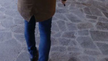 Bastonla yürüyen kör adama odaklan. Bağımsızlık, sakatlık