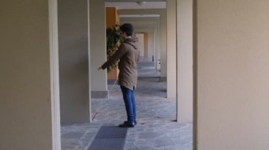 Bastonla yürüyen kör adama odaklan. Bağımsızlık, sakatlık