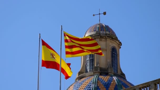 Flaggen Wehen Auf Dem Dach Eines Gebäudes Spanien — Stockvideo