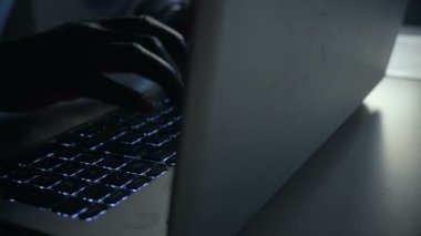 Siyah iş adamının elleri dizüstü bilgisayarda yazıyor.