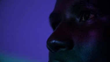 Afrikalı Amerikalı genç adama yakından bakın.