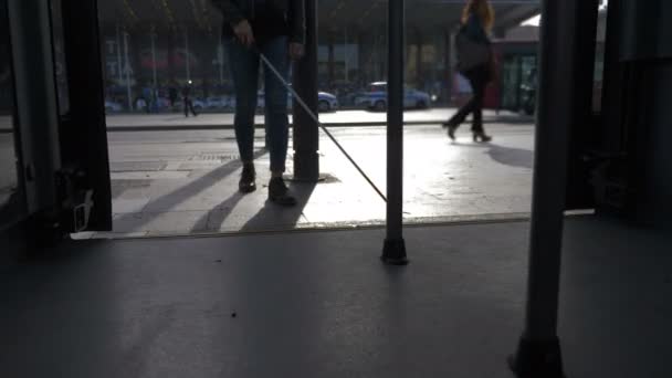年轻的盲女拿着她的白色手杖上了公共汽车 — 图库视频影像