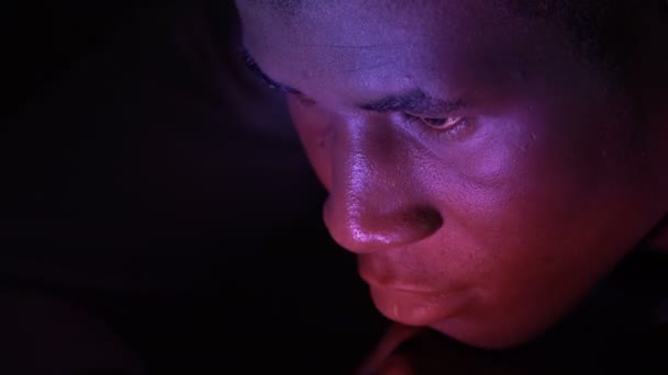Close Uitzicht Van Afrikaanse Amerikaanse Jongeman — Stockvideo