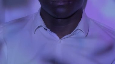 Afrikalı Amerikalı genç adama yakından bakın.