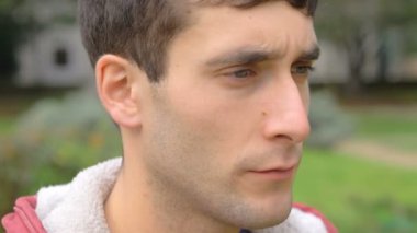 mutsuz depresif genç adam