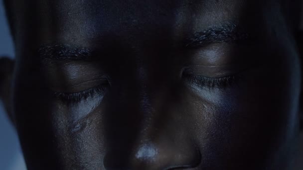 Vedere Apropiată Unui Tânăr Afro American — Videoclip de stoc
