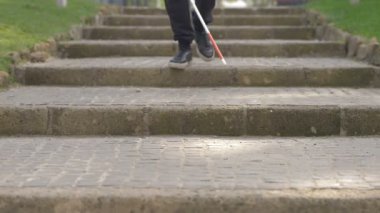 Bastonla yürüyen kör adama odaklan. Bağımsızlık, sakatlık